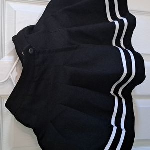 H&M Divided Black Pleated Skirt